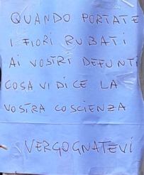 AL CIMITERO DI MOLFETTA NON SI PU FARE A MENO DI SEGNALARE IL CONTINUO FURTO DI FIORI