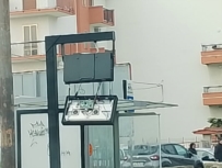 I SOLITI IMBECILLI HANNO DISTRUTTO A MOLFETTA IN VIA BISCEGLIE UN MONITOR DEGLI ORARI DELLE CIRCOLARI