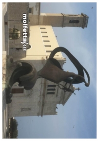 LA PIAZZA DELLA MADONNA DEI MARTIRI DA CINQUE SERE COMPLETAMENTE AL BUIO