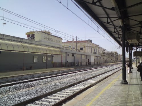 STAZIONE FERROVIARIA REGNO DEI VANDALI. IMBRATTATO SOTTOPASSO, ROTTO UN VETRO NELLA STAZIONE