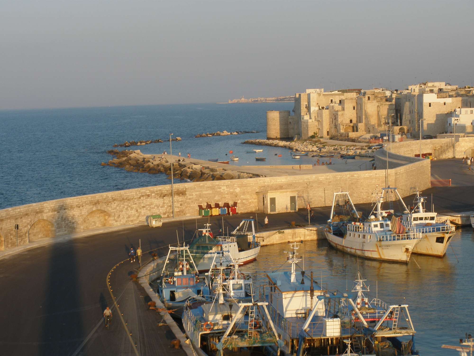 IL FARO DI MOLFETTA ED IL PANORAMA MOZZAFIATO