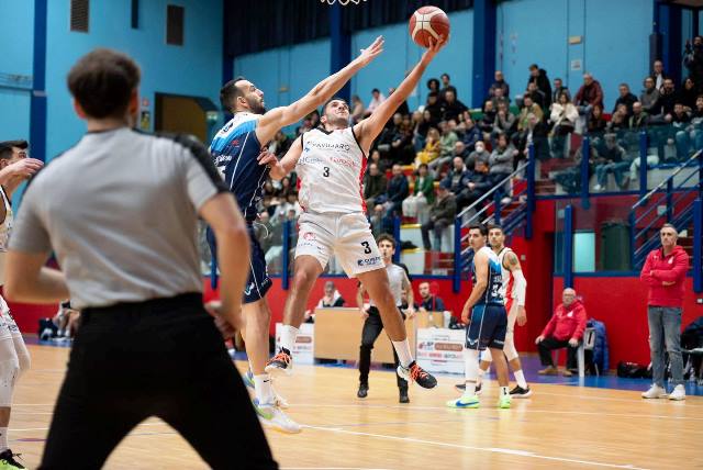 IMPRESA DELLA PAVIMARO MOLFETTA CHE AL PALAPOLI VINCENDO CONTRO LA CAPOLISTA MATERA, AGGANCIA I LUCANI IN TESTA ALLA CLASSIFICA