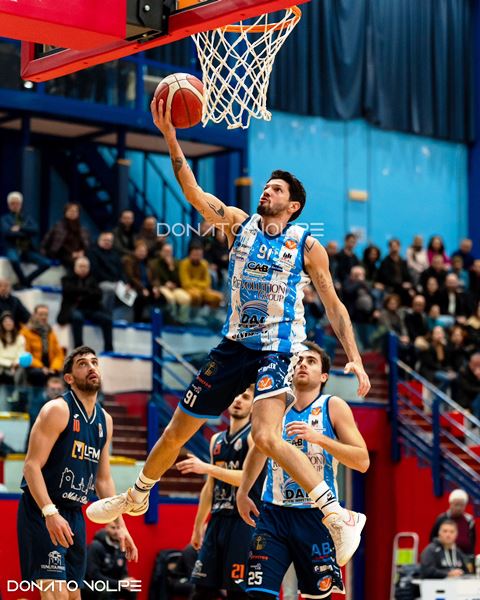 LA TRIPLA DI STEFANINI NEL FINALE DI GARA REGALA LA VITTORIA ALLA DAI OPTICAL VIRTUS BASKET MOLFETTA CONTRO LA DINAMO BASKET BRINDISI