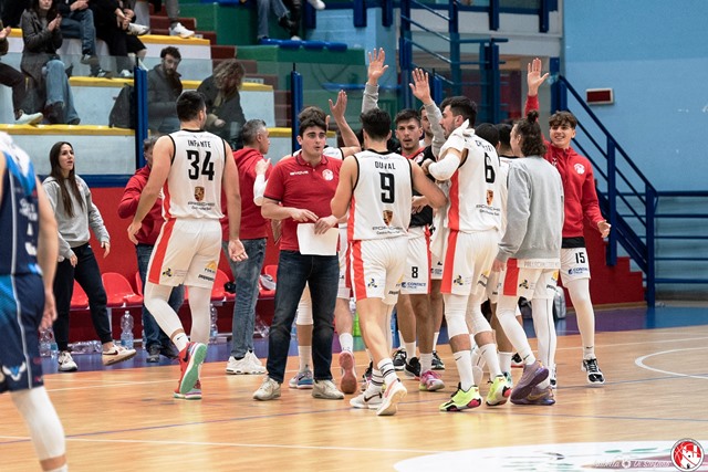 SI CONCLUDE IL GIRONE DI ANDATA DEL CAMPIONATO DI PALLACANESTRO DI SERIE C. LA PAVIMARO MOLFETTA OSPITA QUESTA SERA AL PALAPOLI LA PROSHOP MESAGNE