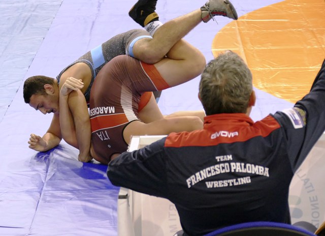 LA FORMAZIONE DEL TEAM PALOMBA  PRONTA PER AFFRONTARE IL CAMPIONATO ITALIANO ASSOLUTO DI LOTTA LIBERA