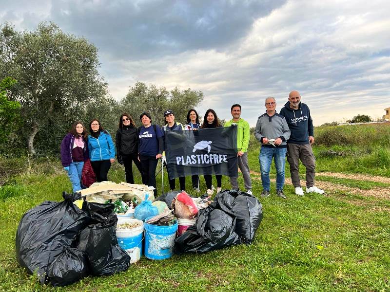 PLASTIC FREE MOLFETTA COLPISCE ANCORA I VOLONTARI RIPULISCONO UNA ZONA DEL PARCO NATURALE DI LAMA MARTINA