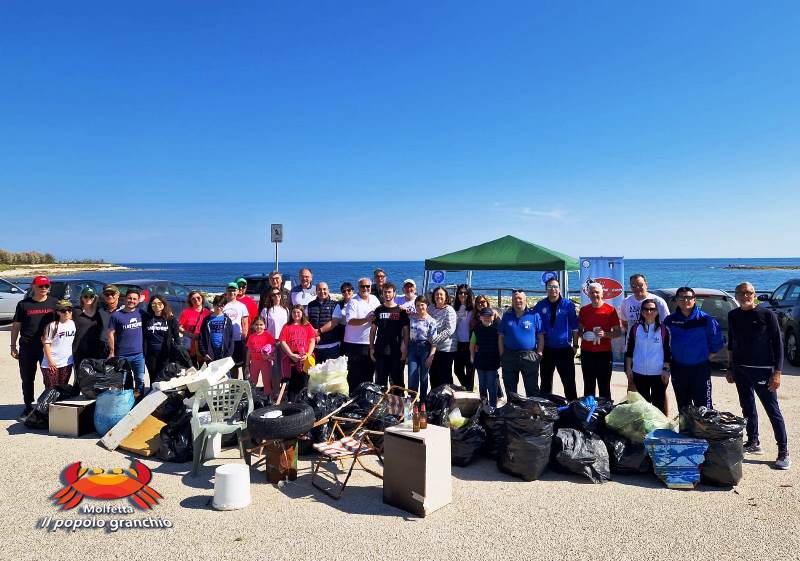 ANCORA UNA GIORNATA DEDICATA ALLA PULIZIA DELLE NOSTRE SPIAGGE GRAZIE ALLIMPEGNO DEI VOLONTARI  DE IL POPOLO GRANCHIO E DELLA FIPSAS