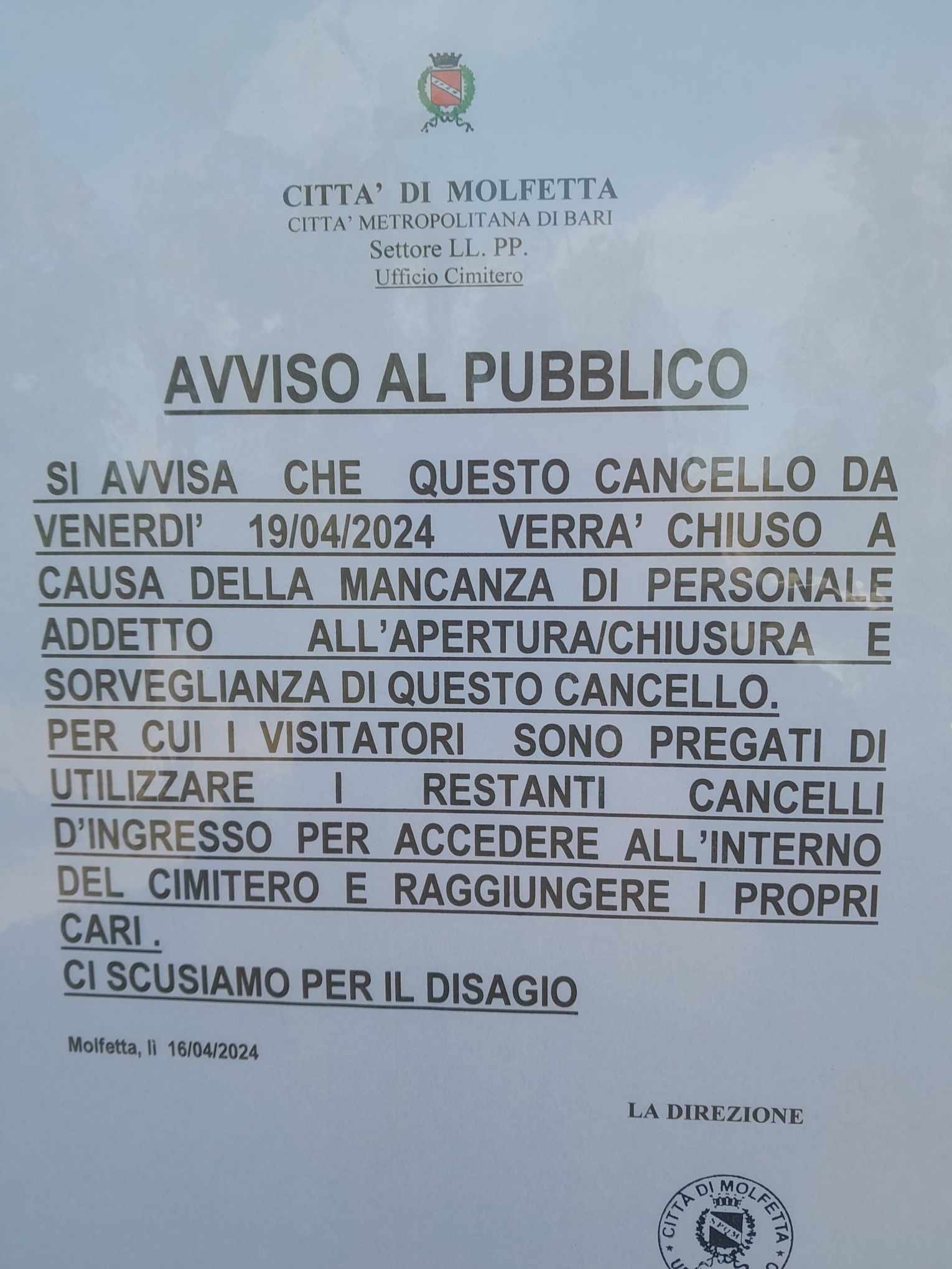 MANCANZA DI PERSONALE AL CIMITERO DI MOLFETTA. CHIUSO UNO DEI CANCELLI DI INGRESSO