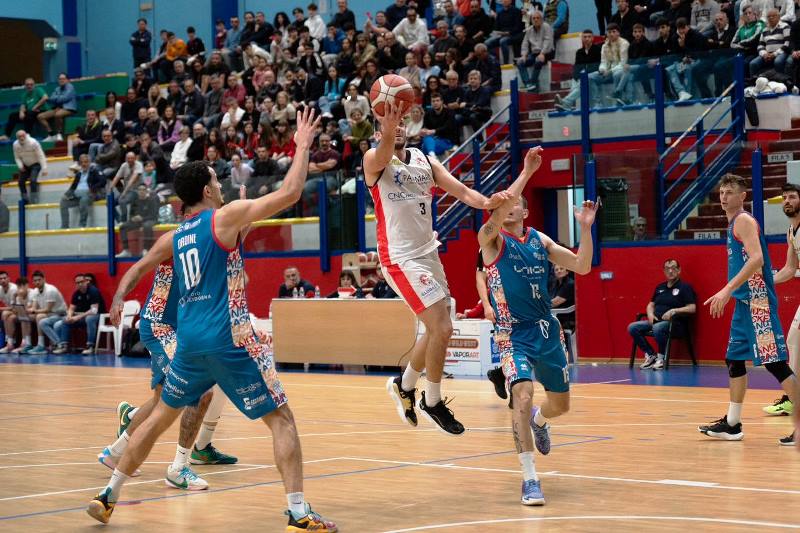 AL PALAPOLI LA PAVIMARO MOLFETTA PIEGA IL CANUSIUNM. SI VA A GARA 3 DEI PLAY-OFF