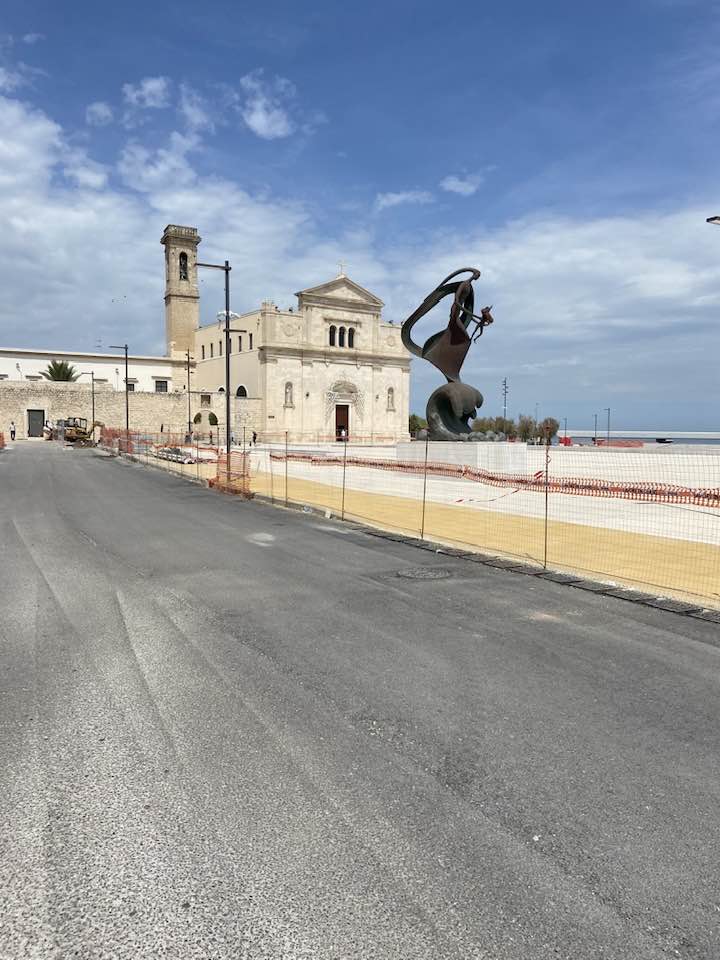 LA PIAZZA DELLA BASILICA DELLA MADONNA DEI MARTIRI E' COMPLETATA E TUTTA PEDONALE