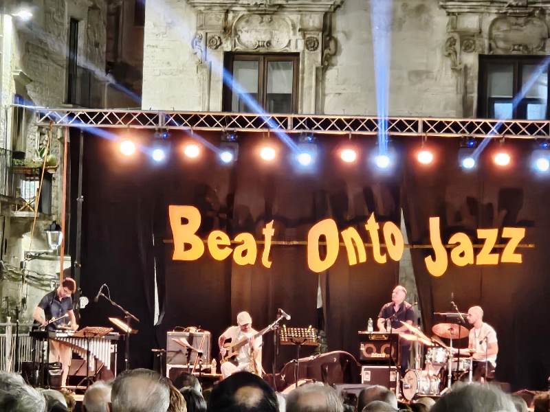 CALA IL SIPARIO DEL BEAT ONTO JAZZ FESTIVAL. OGGI, DOMENICA 4 AGOSTO, PRIMO SET DEL TRIO PUGLIESE DI PASQUALE STAFANO, SECONDO SET CON FRANK GAMBALE E IL SUO GRUPPO DI ALL STAR