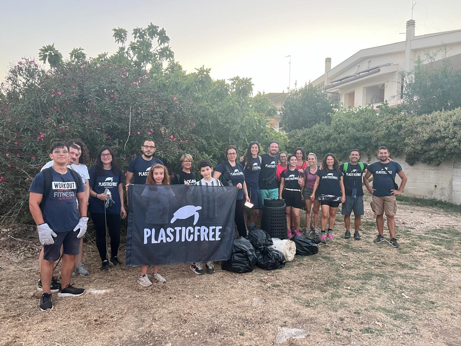 SI  SVOLTA DOMENICA 11 AGOSTO UNA PASSEGGIATA ECOLOGICA AL PARCO NATURALE DI LAMA MARTINA CON I VOLONTARI DI PLASTIC FREE MOLFETTA