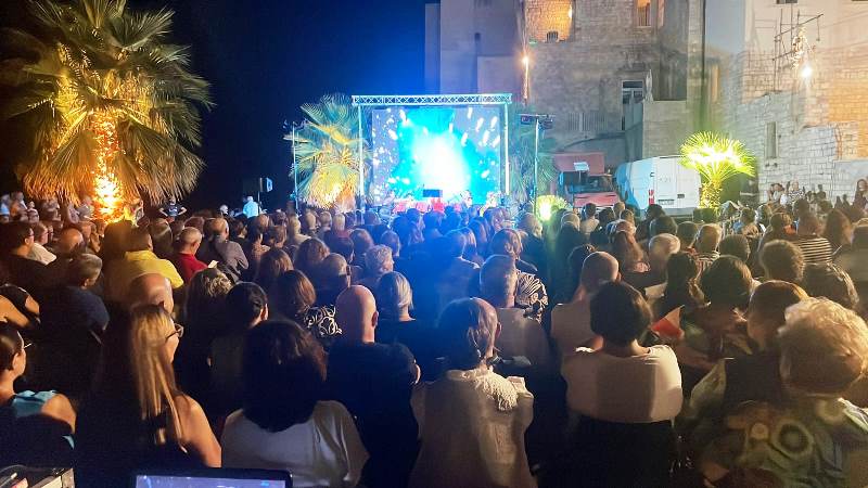 CINEMA IN NOTE CONQUISTA IL PUBBLICO PRESENTE ALLA CALA SANT'ANDREA A MOLFETTA