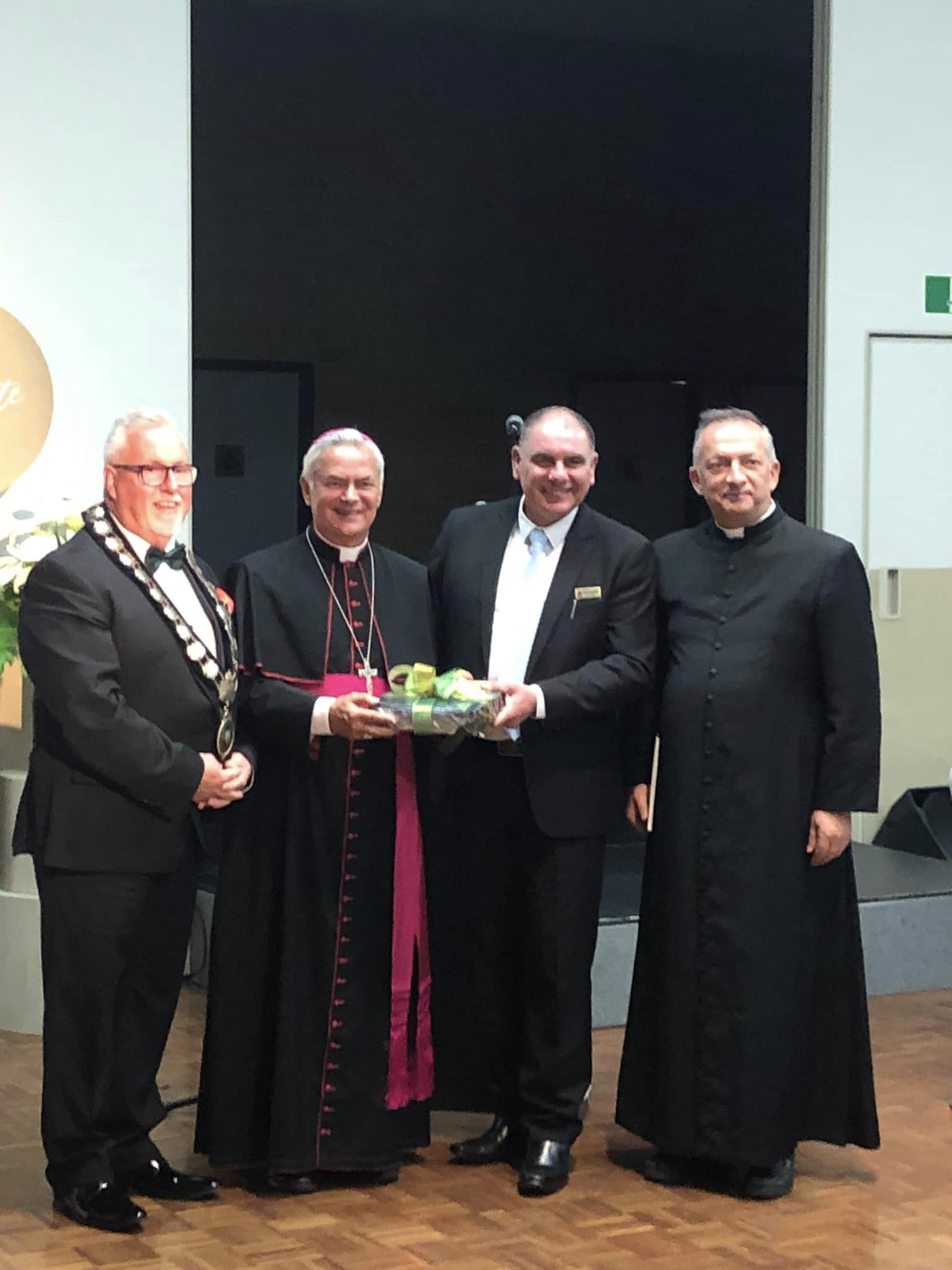 IN AUSTRALIA MONS. DOMENICO CORNACCHIA E AD HOBOKEN DON IGNAZIO PANSINI, CON I NOSTRI CONCITTADINI ALL'ESTERO
