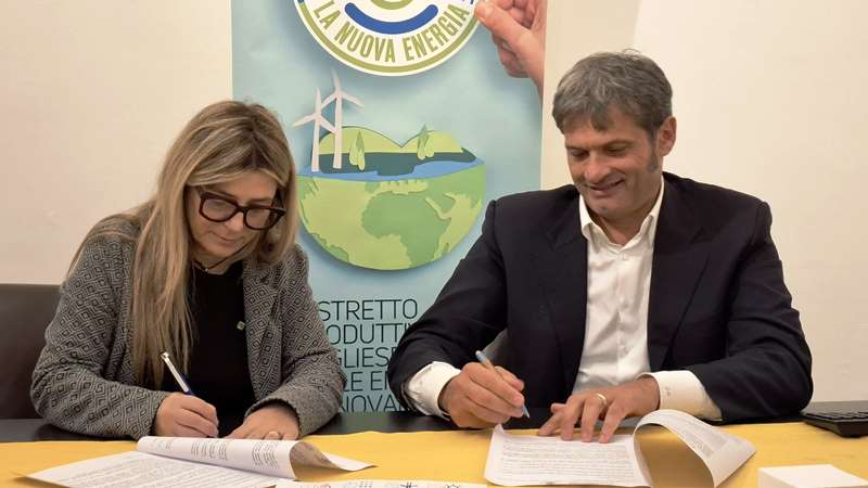 SOTTOSCRITTO UN PROTOCOLLO DINTESA TRA LEGAMBIENTE PUGLIA E IL DISTRETTO PRODUTTIVO REGIONALE DELLE ENERGIE RINNOVABILI LA NUOVA ENERGIA