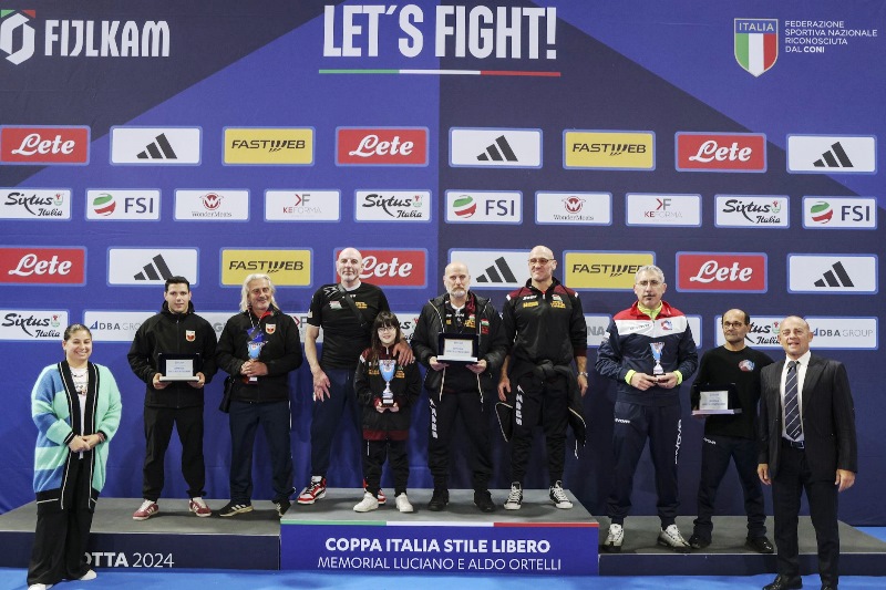 NELLA GARA DI COPPA ITALIA DI LOTTA LIBERA IL TEAM FRANCESCO PALOMBA HA CONQUISTATO IL BRONZO A SQUADRE