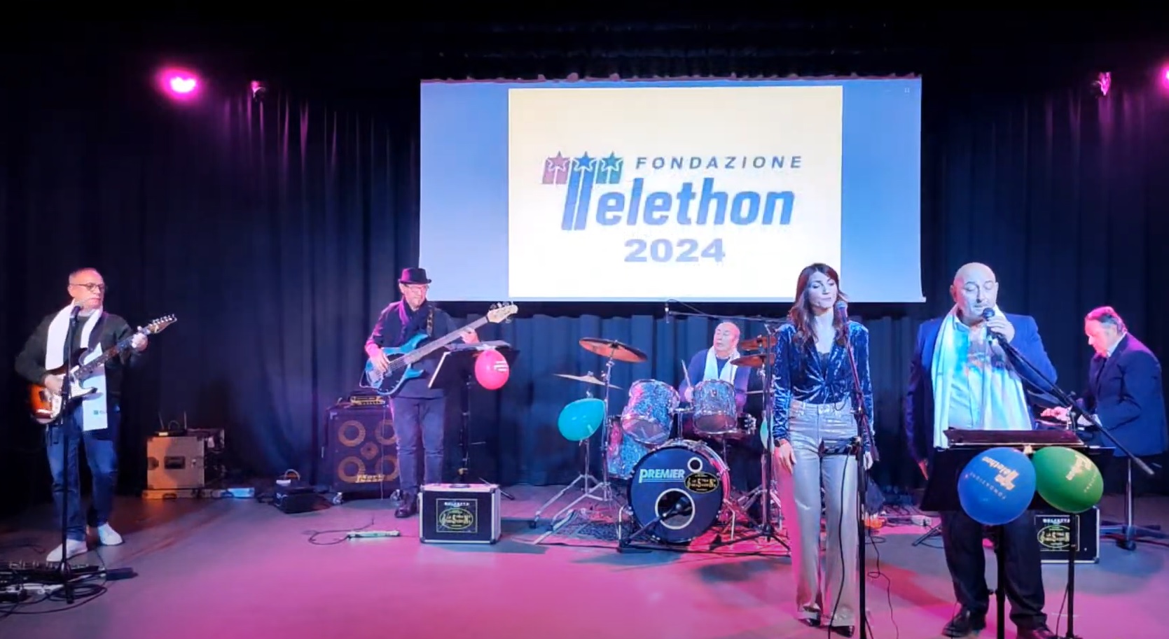 LA MUSICA DE LA STRANA SENSAZIONE E DI FORNACIARI SUGAR BAND CONQUISTA IL PUBBLICO DELLAUDITORIUM DELLA MADONNA DELLA ROSA, NELLA SERATA TELETHON 2024