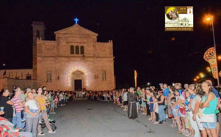 TRA LE 2.500 E 3000 PERSONE ALLULTIMA FIACCOLATA SUL VIALE DELLA BASILICA