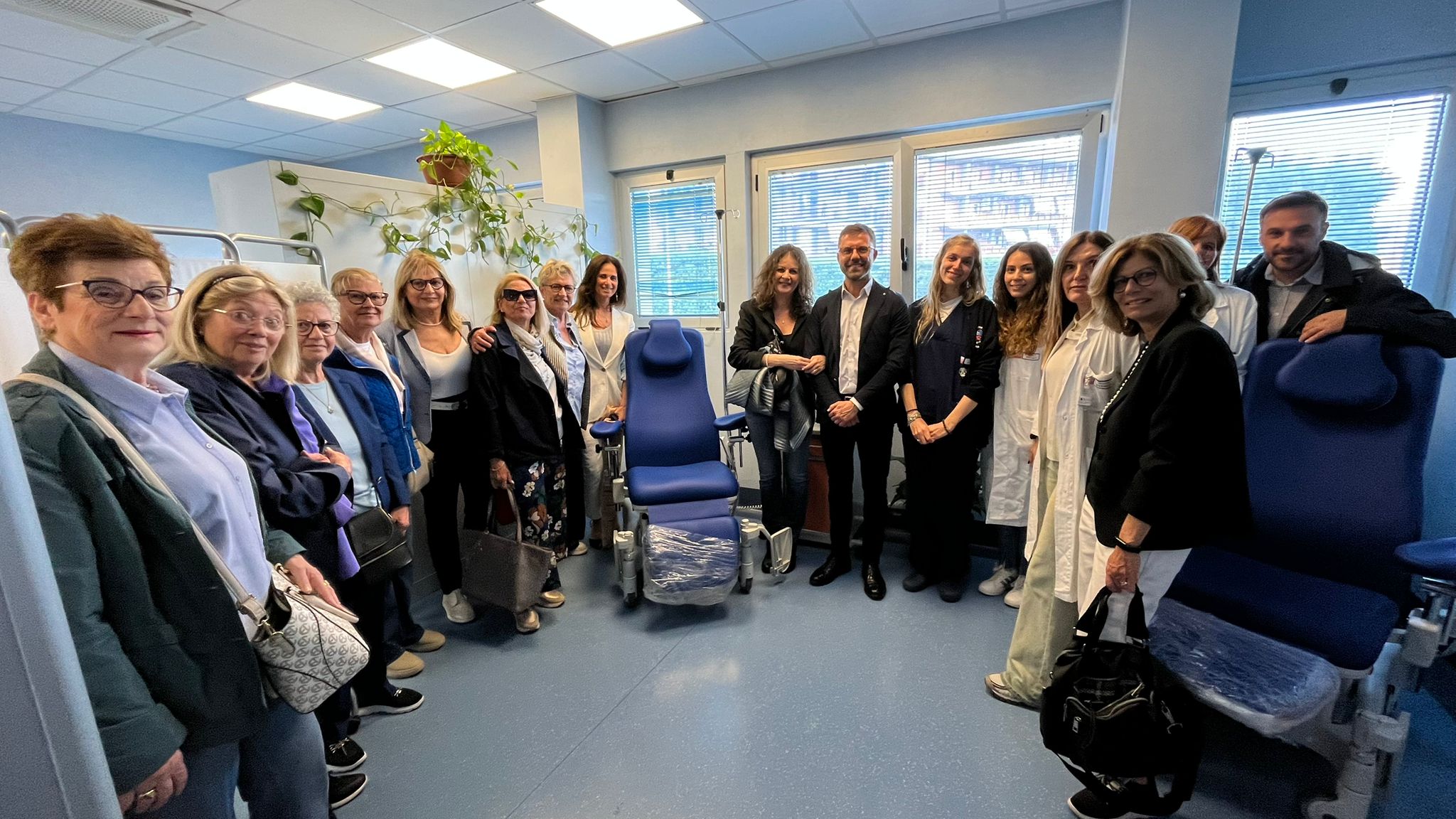 L'ASSOCIAZIONE LA DOPPIA ELICA DONA AL REPARTO DI RADIOLOGIA DELL'OSPEDALE DI MOLFETTA DUE POLTRONE AUTOMATIZZATE