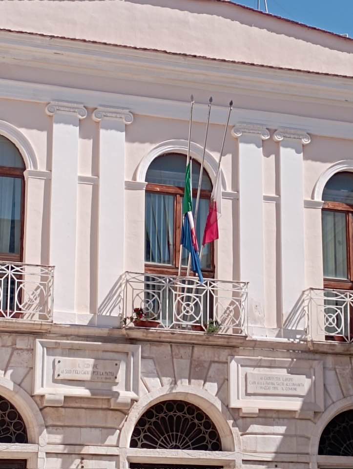 LA CERIMONIA DEL 2 GIUGNO? CON LE BANDIERE A MEZZ'ASTA A MOLFETTA, FORSE UNICO COMUNE IN ITALIA
