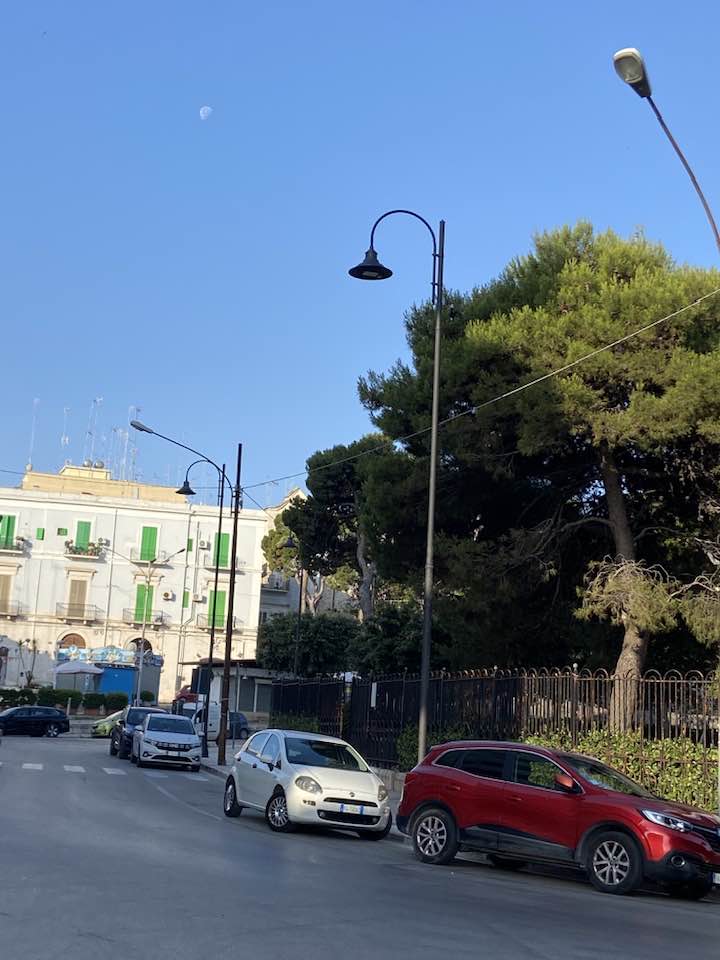 NUOVA ILLUMINAZIONE A PIAZZA GARIBALDI, SEMBRA CHE FINALMENTE CI SIAMO, ANCHE SE IN RITARDO