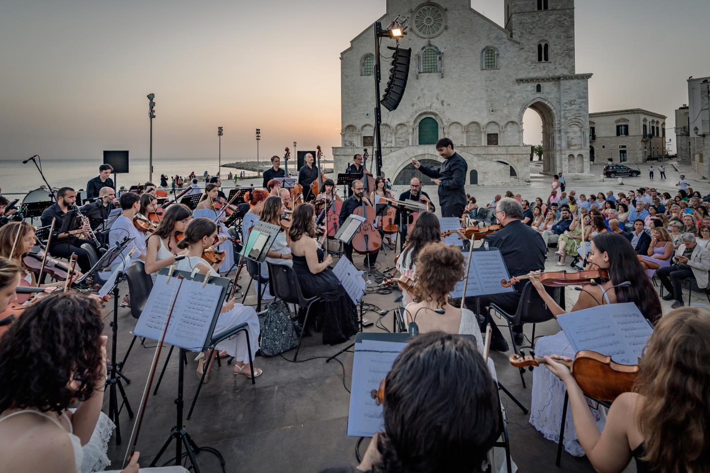 TRANI CELEBRA LALBA DEL SOLSTIZIO DESTATE CON UN GRANDE CONCERTO SINFONICO NELLA MAGIA DELLA CATTEDRALE SUL MARE