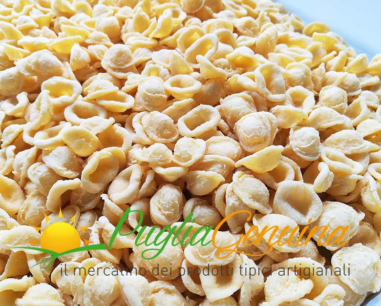 FAMIGLIA GIAPPONESE IMPARA A FARE LE ORECCHIETTE NEL CENTRO STORICO DI MOLFETTA