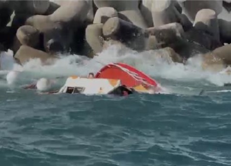 UN MOTOPESCA MOLFETTESE  ENTRATO IN COLLISIONE CON LA DIGA ACHILLE SALVUCCI MENTRE RIENTRAVA VERSO IL PORTO DI MOLFETTA