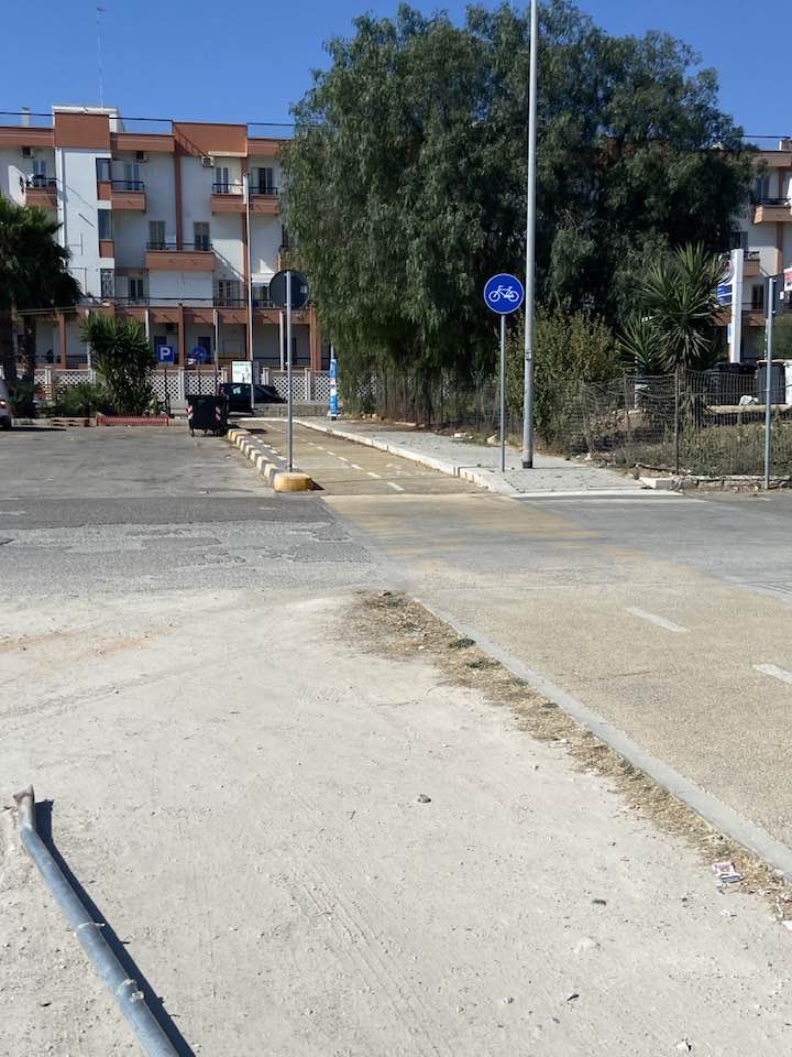 PISTE CICLABILI DIETRO LA ESSO NEI PRESSI DEL MOLO PENNELLO COME FAR WEST