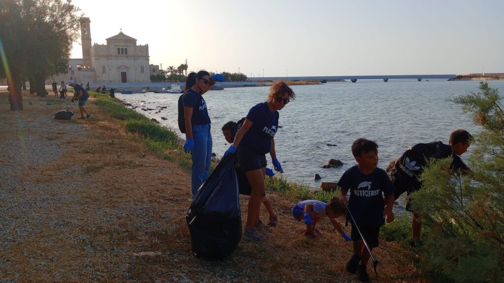 PLASTIC FREE HA RIPULITO IL VIALE DEI CROCIATI E LA MADONNA DEI MARTIRI