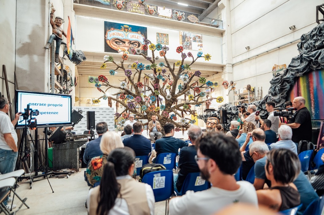 PRESENTATA NELLA NUOVA CITTADELLA LA 632 EDIZIONE DEL CARNEVALE DI PUTIGNANO DEL 2026, DOVE TUTTO E IL CONTRARIO DI TUTTO