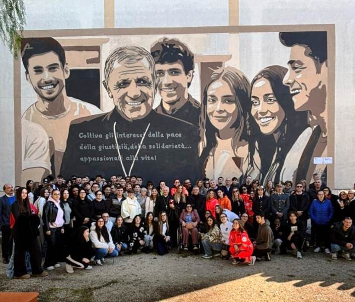 IISS BELLO-SALVEMINI, INAUGURATO IL MURALE DEDICATO A DON TONINO