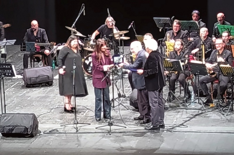 TARGA DEL SINDACO METROPOLITANO DI BARI VITO LECCESE A PIETRO CENTRONE PER I 50 ANNI DELLA JAZZ STUDIO ORCHESTRA