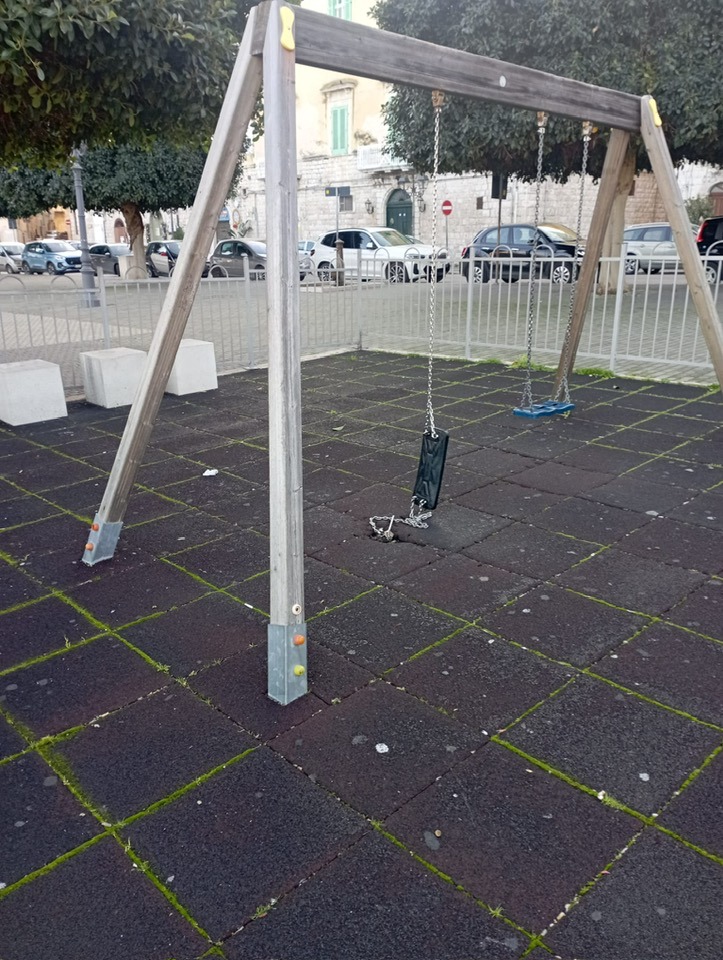 ALTALENA ROTTA SULLA BANCHINA SAN DOMENICO, I VANDALI COLPISCONO ANCORA, ANCHE PERCHE' NON C'E' VIGILANZA