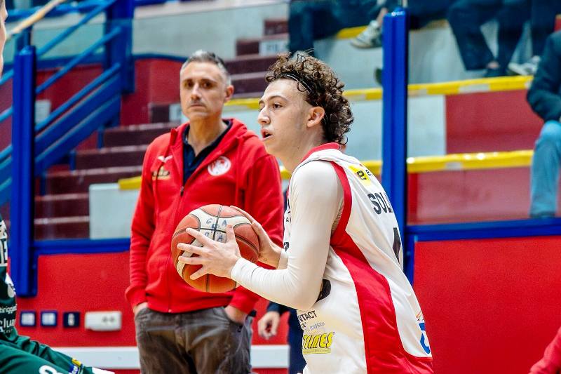 NEL FINALE DI GARA LA CLEAN UP MOLFETTA SUBISCE LA RIMONTA DELLASSI BASKET BRINDISI CHE SI AGGIUDICA LA SFIDA PER 64-67