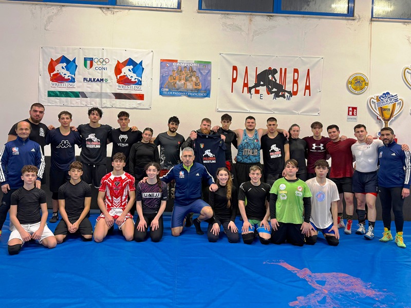 IL CAMPIONE DI PUGILATO CLAUDIO SQUEO INCONTRA I GIOVANI CAMPIONI DI LOTTA LIBERA DEL TEAM PALOMBA