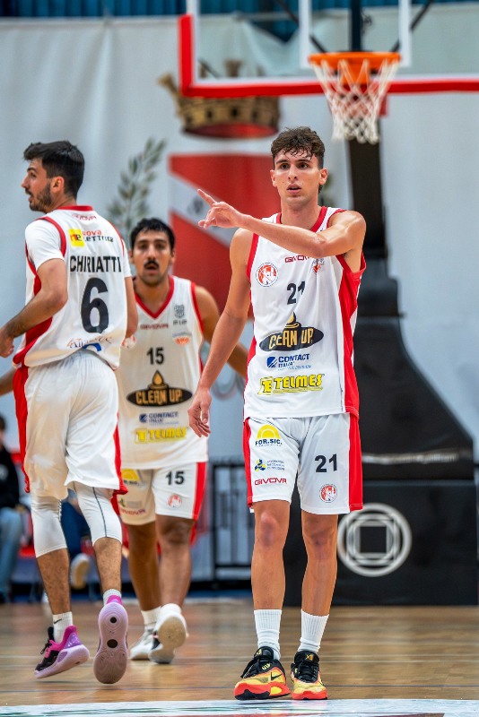 QUINTA SCONFITTA CONSECUTIVA PER LA CLEAN UP MOLFETTA CHE AL PALAPOLI CEDE IL PASSO ALLA CAPOLISTA SCUOLA DI BASKET LECCE