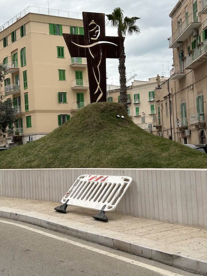 QUELLA TRANSENNA ABBANDONATA SUL MONUMENTO DEDICATO ALLA VISITA DEL PAPA DA SETTIMANE