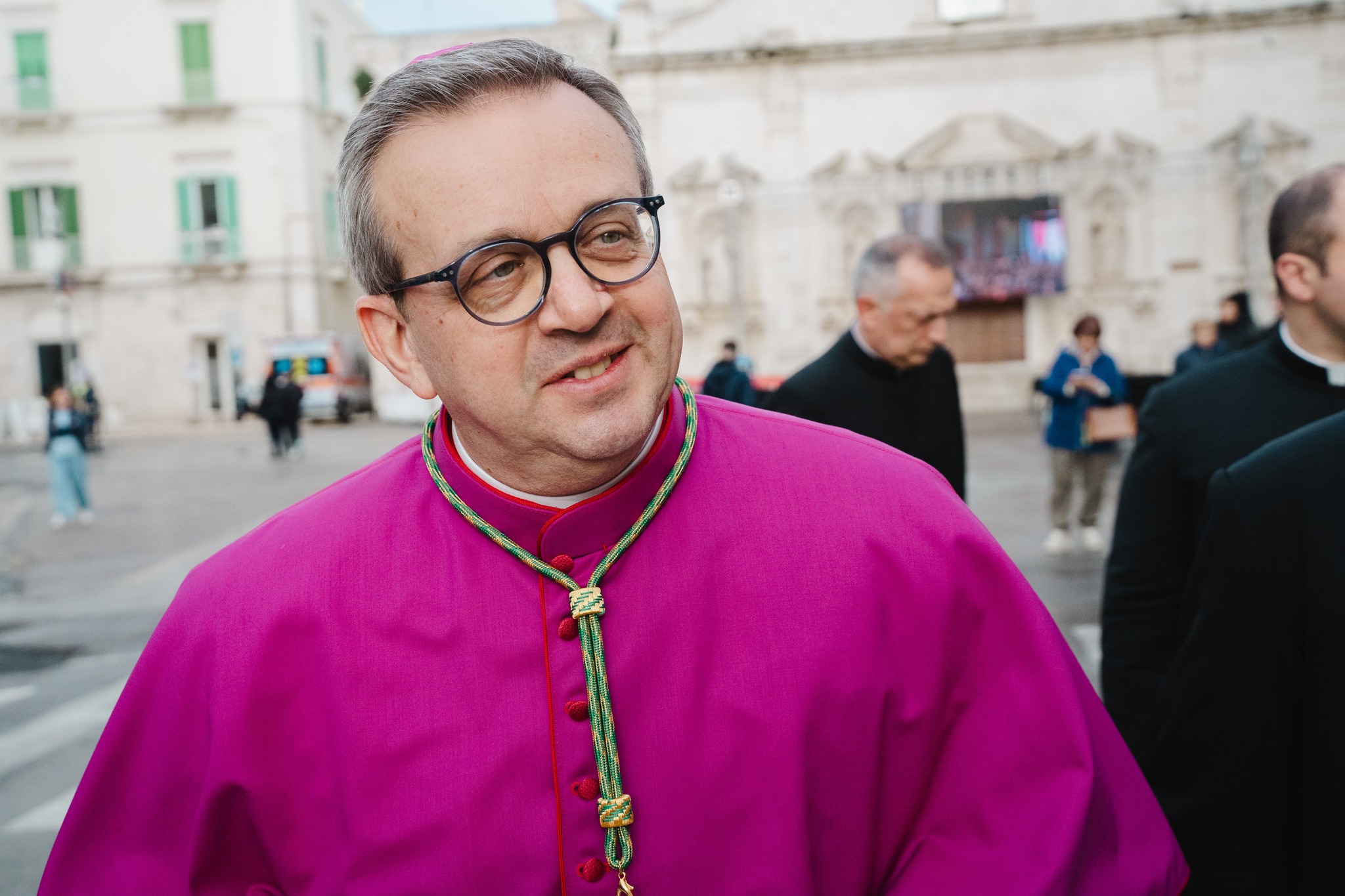 DOPO L�INGRESSO IN DIOCESI AVVENUTO MERCOLED� 22 APRILE, IL VESCOVO S.E. MONS. DOMENICO BASILE HA AVVIATO IL SUO MINISTERO PASTORALE INCONTRANDO LA COMUNIT� DI TERLIZZI