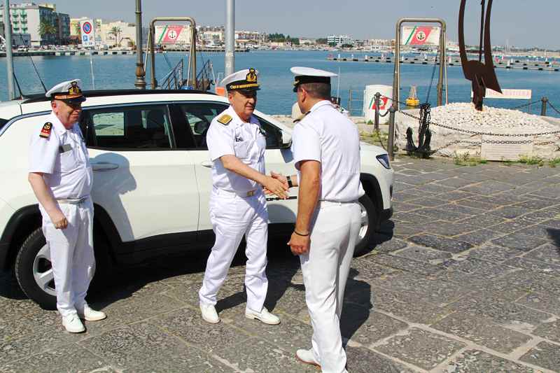 VISITA DEL CONTRAMMIRAGLIO DE CAROLIS ALLA CAPITANERIA DI MOLFETTA: IMPEGNO PER LA SICUREZZA DEL MARE E LA TUTELA AMBIENTALE