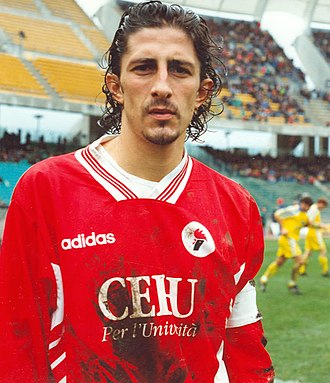 CURVA NORD DELLO STADIO SAN NICOLA INTITOLATA A IGOR PROTTI: OMAGGIO ALLO 