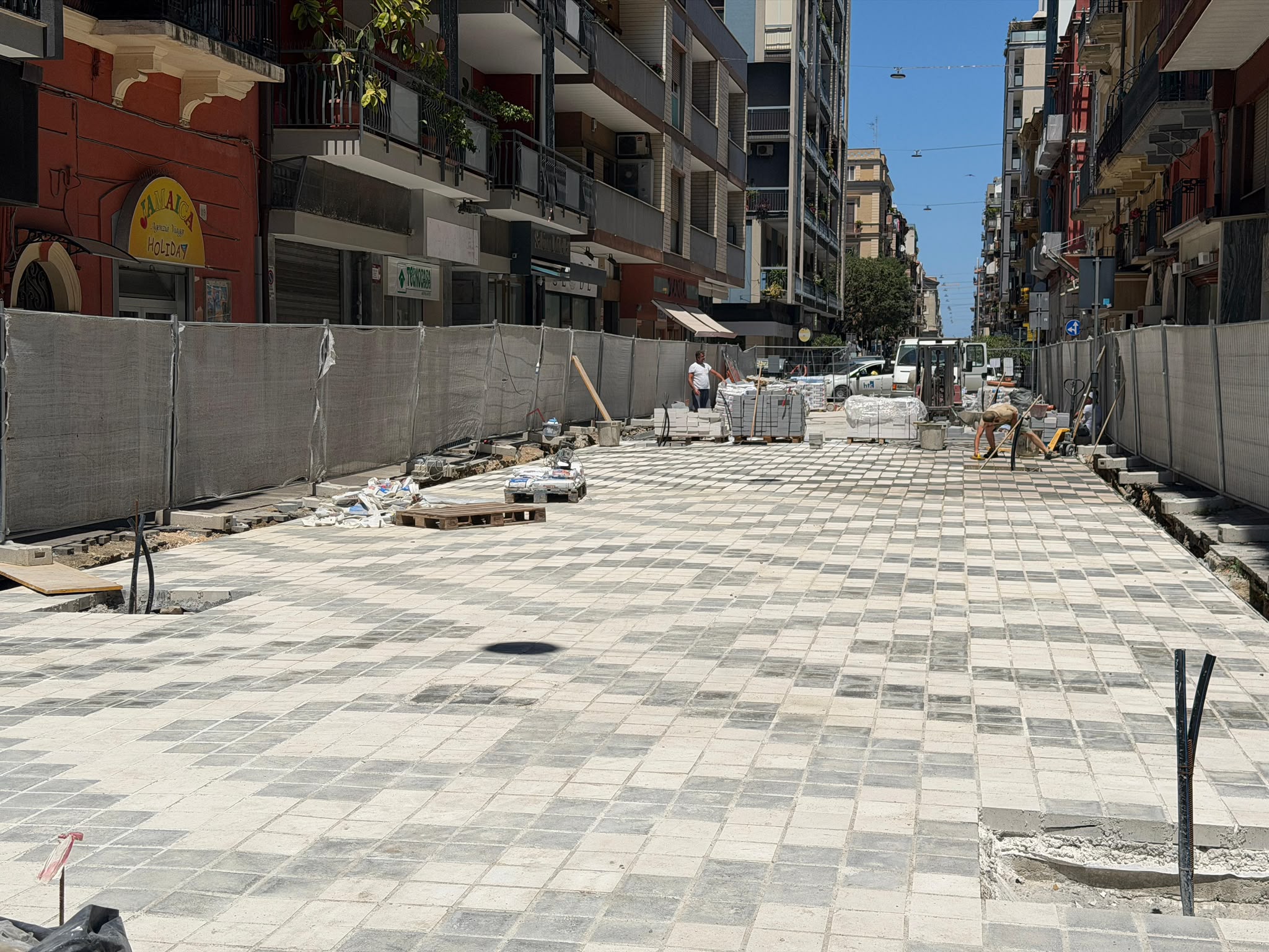 VIA MANZONI, RETAKE E COMUNE INSIEME PER RIPRISTINARE LE PIANTINE RUBATE