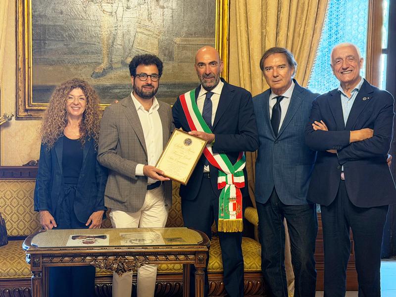 A BARI RICONOSCIMENTO A FRANCESCO CAROLI PER L�IMPEGNO SULLA SALUTE DELLE CITT�