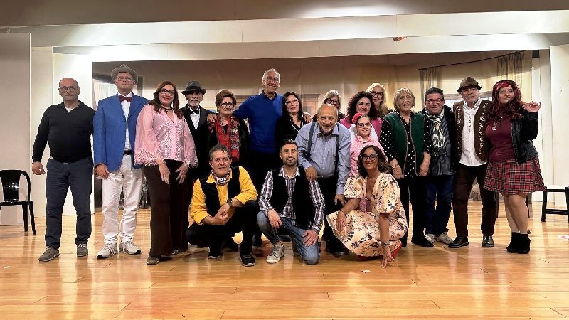 IL COLLETTIVO DINO LA ROCCA IN PIAZZA MUNICIPIO CON �U� E DEL�URE... OGN�DAUNE SE CHJ�NGE LE S�UE�