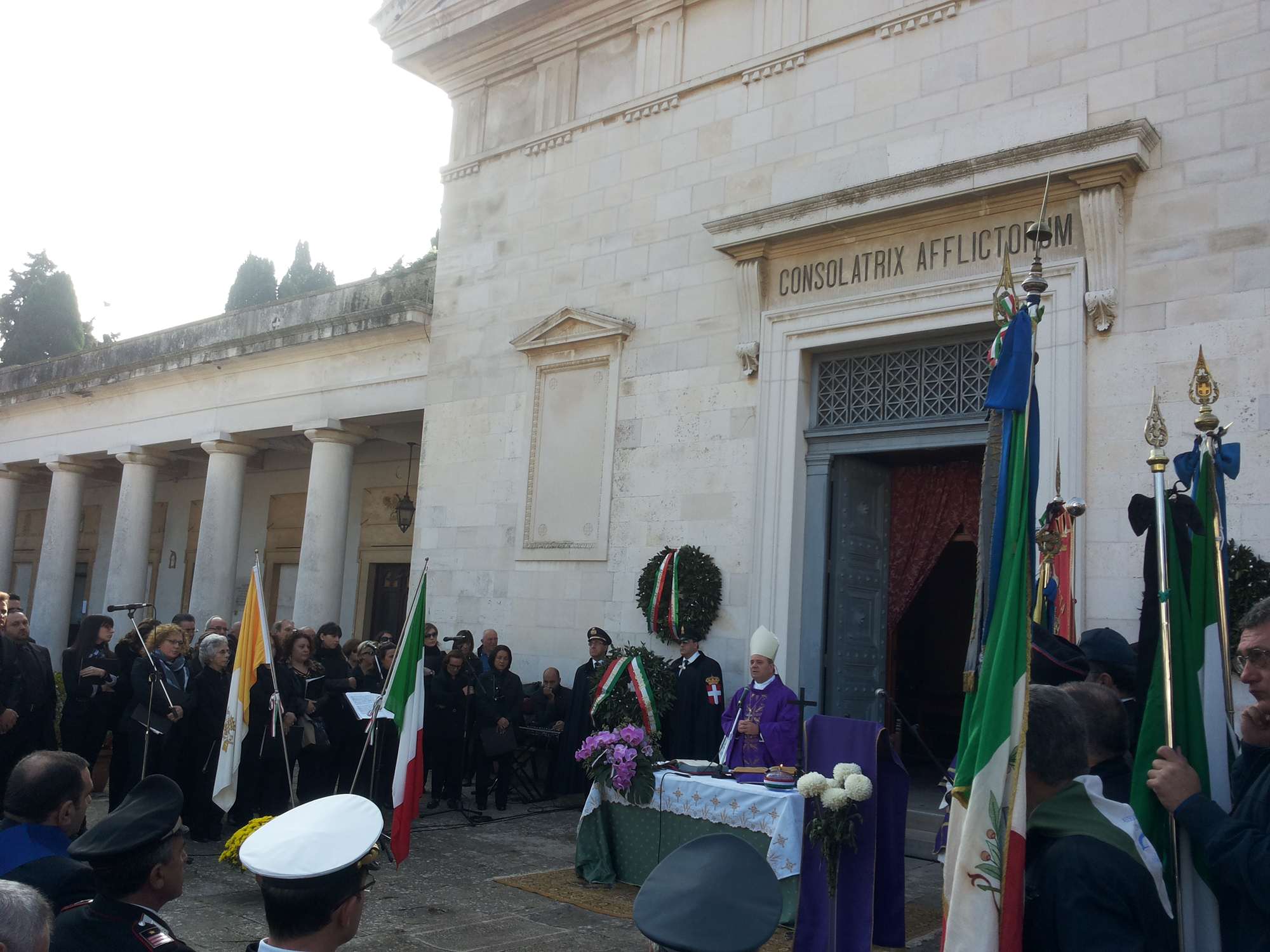 IL 2 NOVEMBRE LA COMMEMORAZIONE DEI DEFUNTI NELLA CAPPELLA CENTRALE DEL CIMITERO