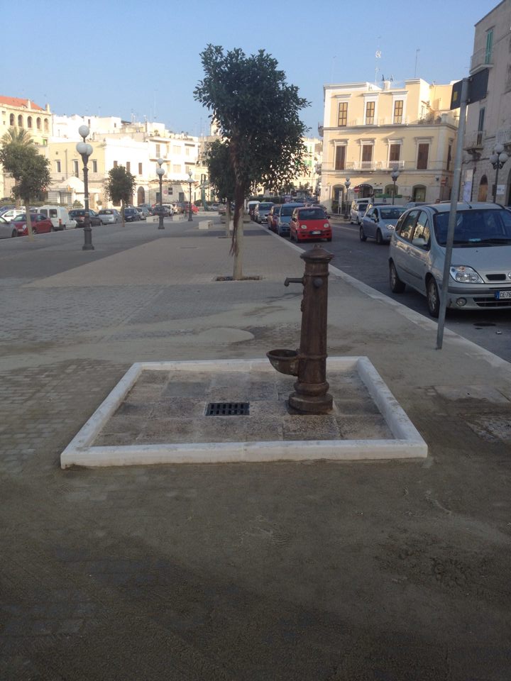 LA FONTANA DEL 1922 SUL PORTO DI MOLFETTA