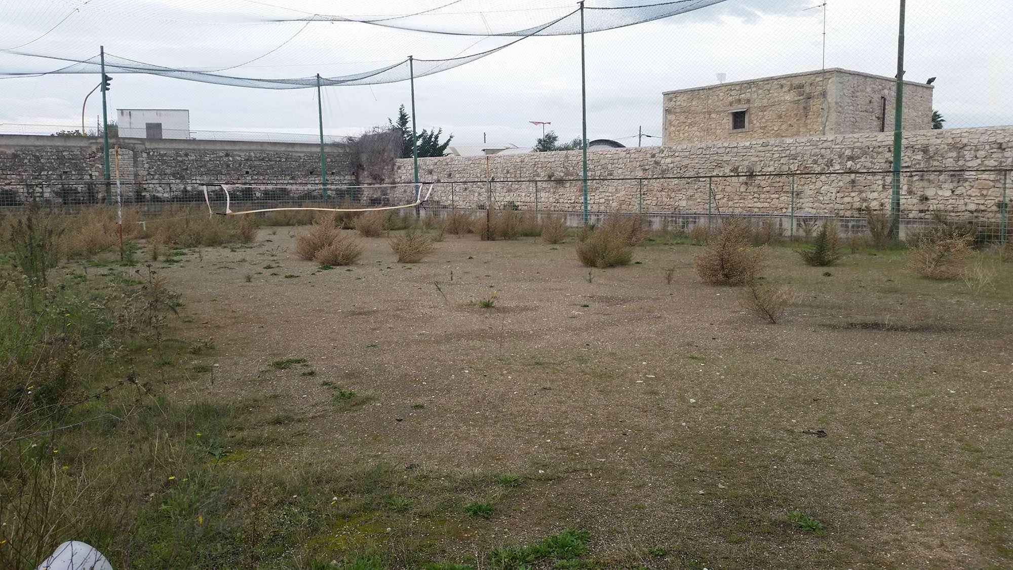 PERCH NON PARTIRE DAL RIPRISTINO DEI CAMPETTI DI CALCIO PER CONTRASTARE IL DEGRADO DEL QUARTIERE MADONNA DEI MARTIRI?