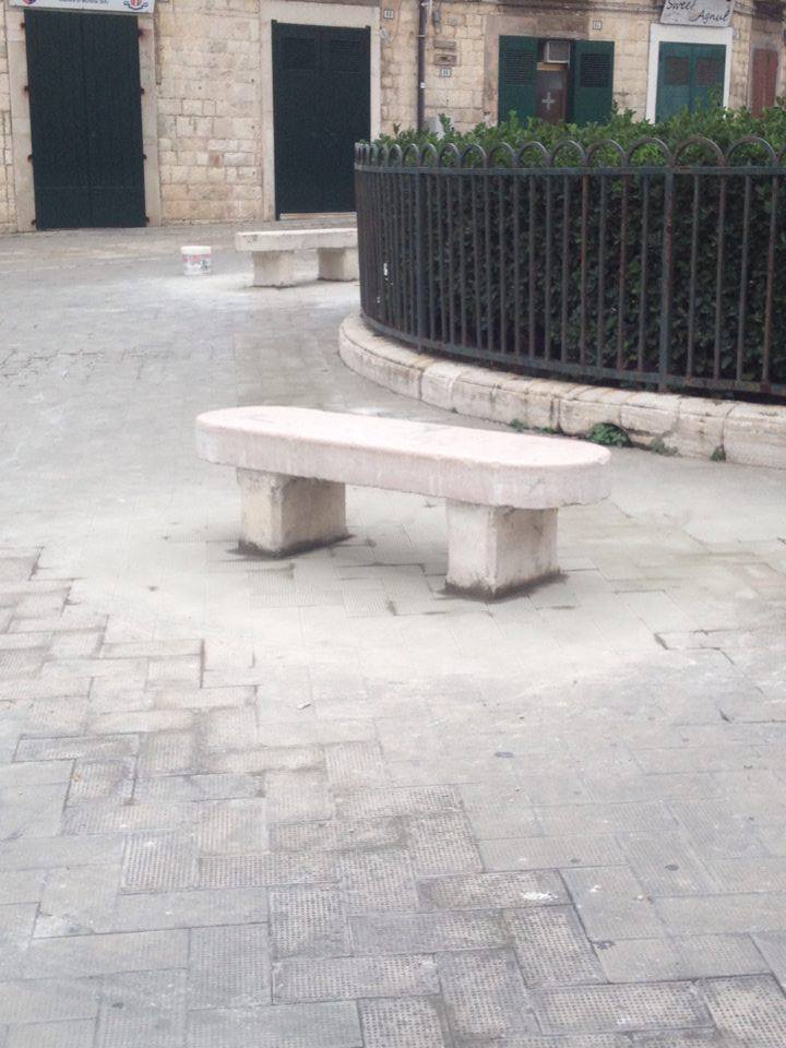 E LE VECCHIE PANCHINE VANNO IN PIAZZA MAZZINI