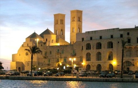 PALAZZO DOGANA INGABBIATO PER LAVORI. ALBERGO DIETRO LA STAZIONE IN STAND BY