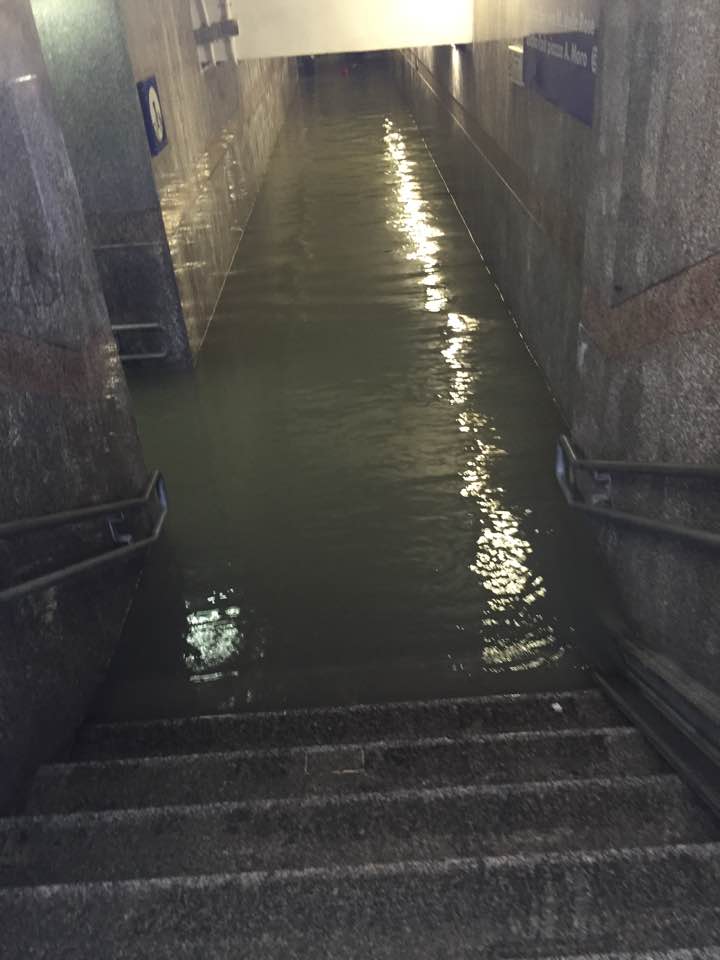 IL SOTTOPASSO PEDONALE DELLA STAZIONE FERROVIARIA NON E PIU SICURO, CADE A PEZZI